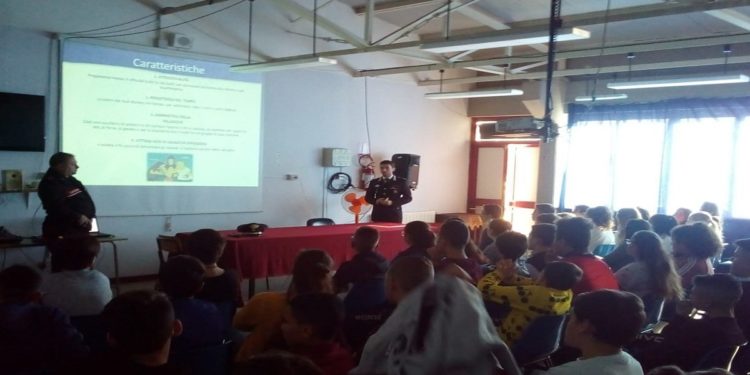 Siracusa. Dipendenza e diffusione di stupefacenti, i Carabinieri incontrano gli studenti del “Vittorini”