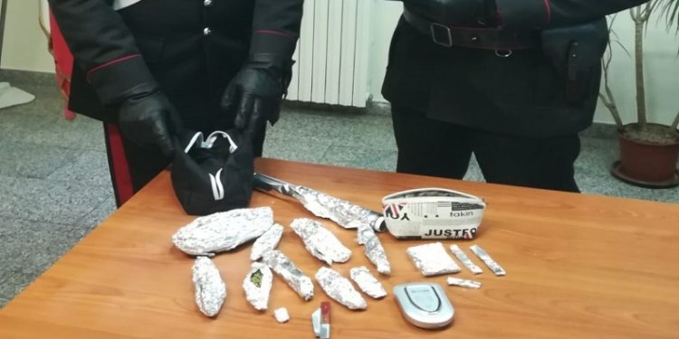 Floridia. Carabinieri irrompono in un esercizio pubblico: arresti e denuncia per spaccio
