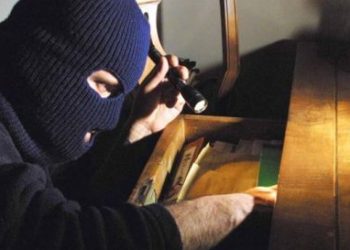Pachino. Sorpreso a rovistare in un appartamento, ladro bloccato dalla Polizia