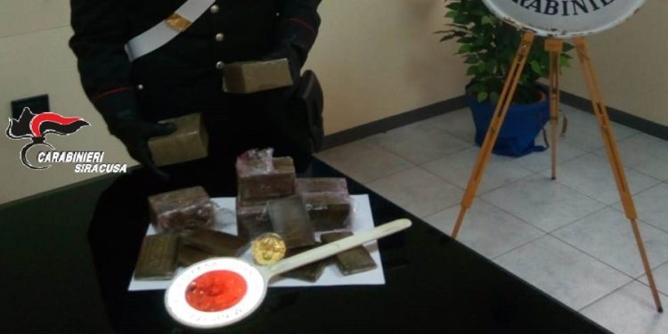 Siracusa. A bordo della sua auto con 3 chili di hashish, arrestata una 41enne