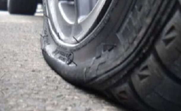 Noto. Danneggia pneumatico di un auto appartenente ad una donna: denunciato un giovane