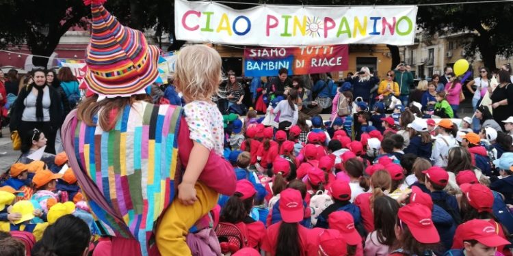 Giornata Internazionale dei diritti dell’infanzia: un corteo di 1800 bambini marcia per le vie di Siracusa