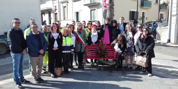 Canicattini Bagni. Una panchina rossa per ricordare le vittime del Femminicidio