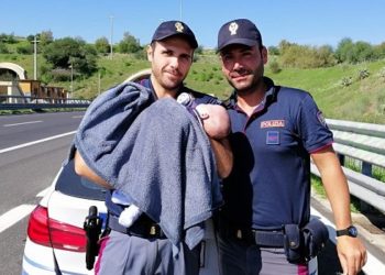 Polstrada soccorre famiglia in difficoltà sulla Siracusa-Catania. Gli agenti provvedono alla poppata del neonato