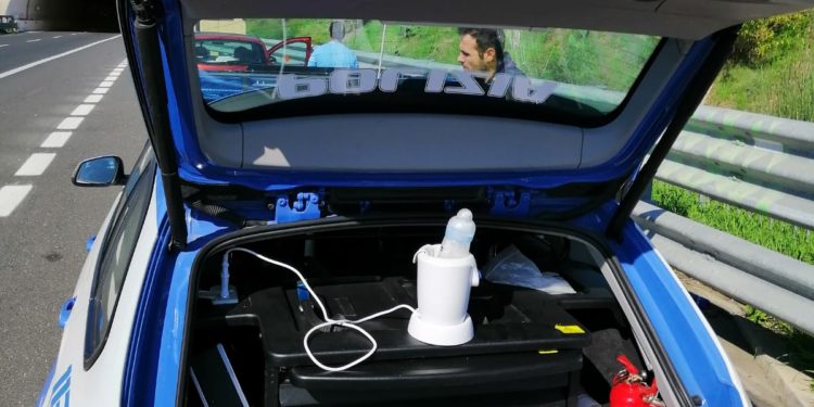 Polstrada soccorre famiglia in difficoltà sulla Siracusa-Catania. Gli agenti provvedono alla poppata del neonato