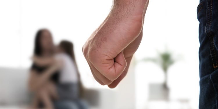 Augusta. Maltratta la convivente e la figlia di lei, uomo ricercato dalla Polizia