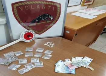 Siracusa. Sorpreso in via Italia con della cocaina e della marijuana: in manette un 19enne