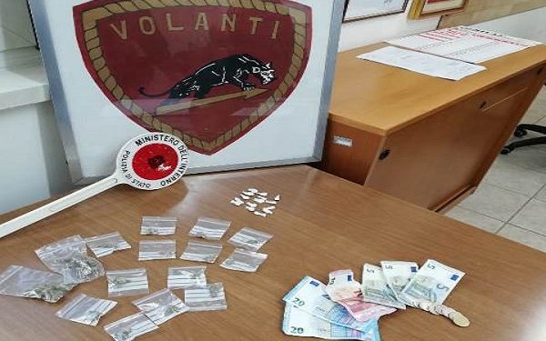 Siracusa. Sorpreso in via Italia con della cocaina e della marijuana: in manette un 19enne