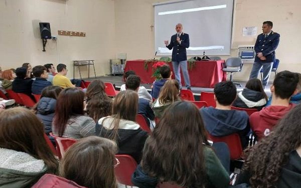 Noto. “Violenza negli stadi…i giovani e lo sballo reale e virtuale”, la Polizia incontra gli studenti del Raeli