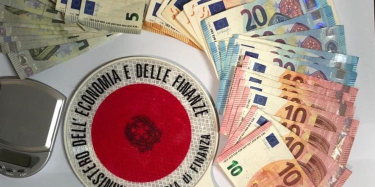 Siracusa. Finanzieri con il cane antidroga “Aquy”, sequestrano stupefacenti e contanti