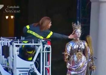 Siracusa. La carezza che commuove e le sterili polemiche