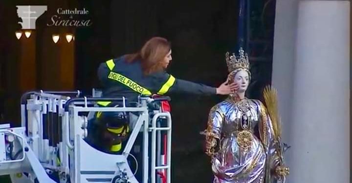 Siracusa. La carezza che commuove e le sterili polemiche