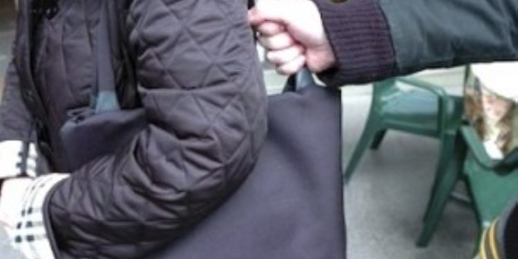 Siracusa. Furto con strappo e aggressione nell’androne di un condominio: indagini in corso