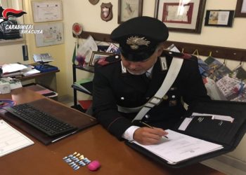Sortino, cerca di disfarsi della droga alla vista dei Carabinieri ma viene arrestato