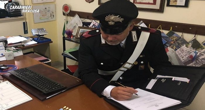 Sortino, cerca di disfarsi della droga alla vista dei Carabinieri ma viene arrestato