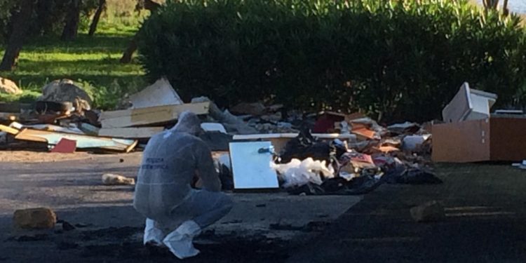 Siracusa. Cadavere carbonizzato dentro un auto, giallo nel quartiere Mazzarrona