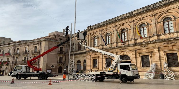 Siracusa. Lavori in corso per l’installazione dell’albero di natale in Piazza Duomo