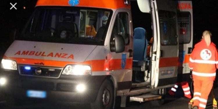 Incidente mortale a Lentini, scooter si schianta contro un palo dell’illuminazione