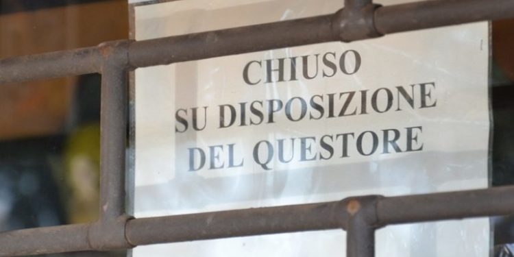 Musica alta, delinquenti e drogati come clienti: la Polizia chiude per dieci giorni un bar di Floridia