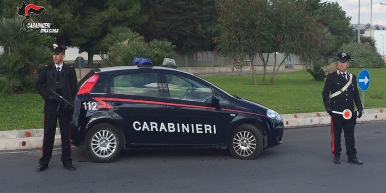 Augusta. Con cacciavite e passamontagna tenta un furto in abitazione: è caccia al ladro