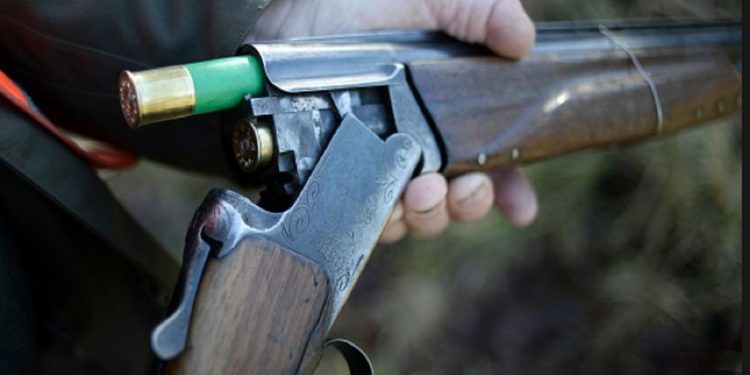 Pachino. Spara alcuni colpi con il fucile dal terrazzo di casa: denunciato