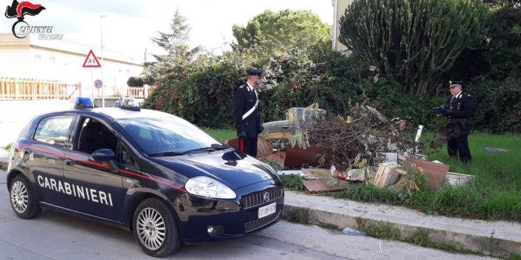 Floridia. Discarica abusiva nei pressi di una scuola, intervengono i Carabinieri