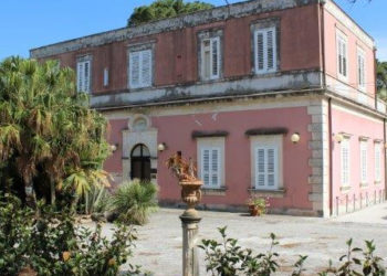 Siracusa, gli agrumi di Villa Reimann distribuiti ai più bisognosi: l’accordo con l’associazione “San Martino di Tours”