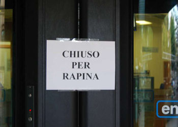 Rapina in banca a Lentini, minacciano i dipendenti e scappano con 3.700 euro
