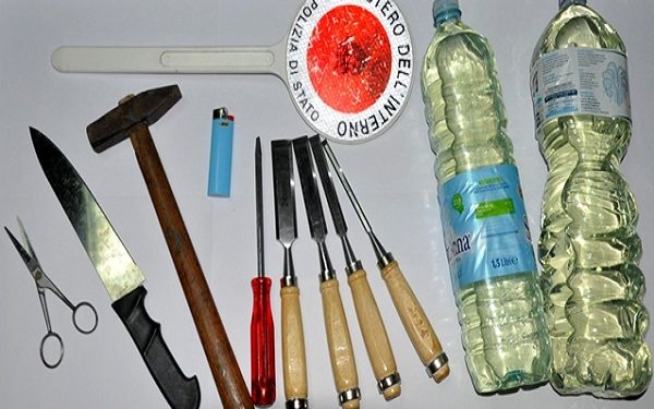 Augusta. Evade dai domiciliari e colpisce la compagna alla testa con uno scalpello, arrestato