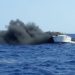 Siracusa. Imbarcazione in fiamme al largo di via Riva Forte Gallo