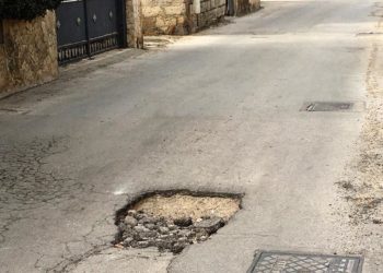 Siracusa, sopralluogo del consigliere Buonuomo in Via Vanvitelli e in Via Doumentier: “marciapiede e strade disastrati”