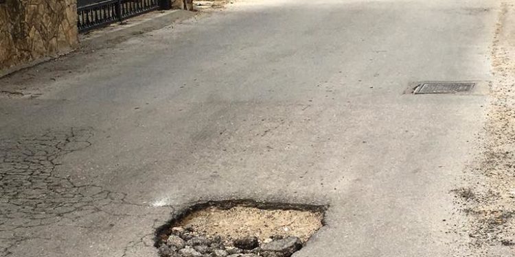 Siracusa, sopralluogo del consigliere Buonuomo in Via Vanvitelli e in Via Doumentier: “marciapiede e strade disastrati”