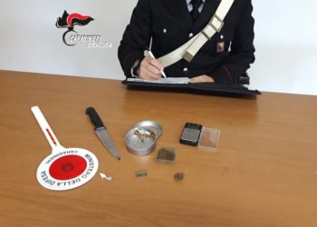 Ferla. Non si ferma all’Alt dei Carabinieri e li minaccia con un coltello: arrestato