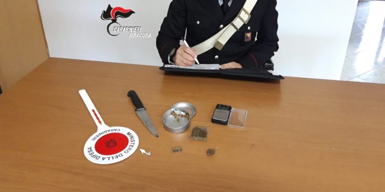 Ferla. Non si ferma all’Alt dei Carabinieri e li minaccia con un coltello: arrestato