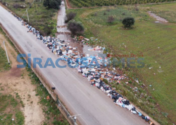 Siracusa, discarica a cielo aperto. I rifiuti mettono a rischio il transito dei veicoli