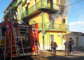 Villasmundo, incendio in una palazzina: muore un anziano