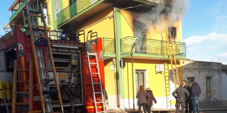 Villasmundo, incendio in una palazzina: muore un anziano