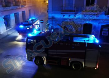 Siracusa. Incendio in un esercizio commerciale in via Bacchilide, indagini in corso