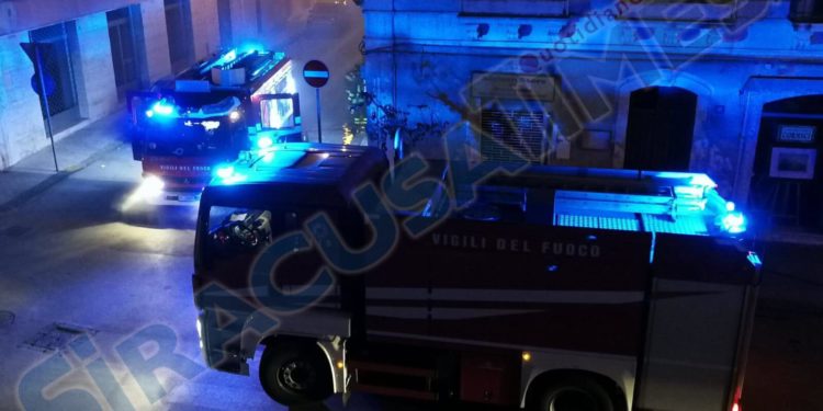 Siracusa. Incendio in un esercizio commerciale in via Bacchilide, indagini in corso