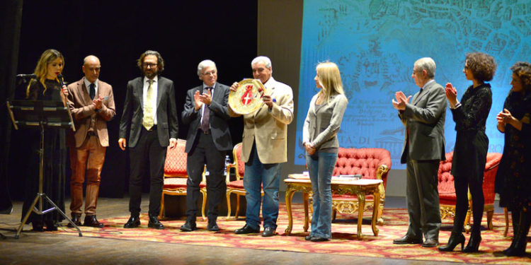 Il Premio Noto Antica consegnato all’egittologo ed archeologo Zahi Hawass: “Lasciatevi muovere dalla passione”