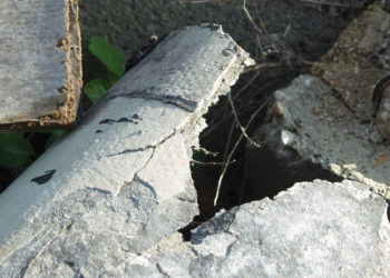Siracusa. Tubi di amianto nel giardino della scuola di via di Villa Ortisi