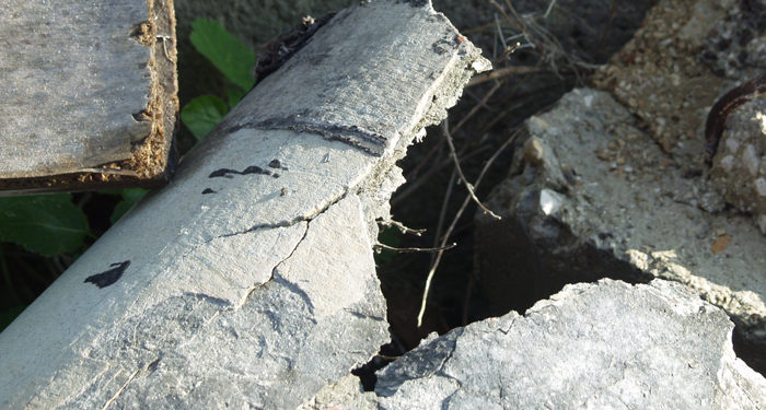 Siracusa. Tubi di amianto nel giardino della scuola di via di Villa Ortisi