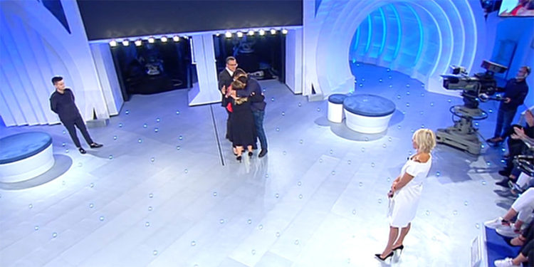 Siracusa, la storia di Denise e Deborah ieri a C’è Posta Per te: si apre la busta, vince l’amore