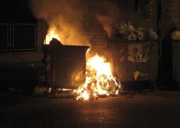 Siracusa, cassonetto in fiamme in Largo Luciano Russo: intervenuta la Polizia