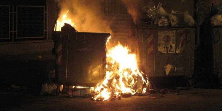 Siracusa, cassonetto in fiamme in Largo Luciano Russo: intervenuta la Polizia