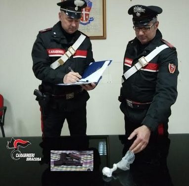 Rosolini, trovato con armi e droga in casa: arrestato dai Carabinieri