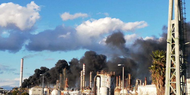 Incendio alla Versalis, la Procura di Siracusa apre un’inchiesta