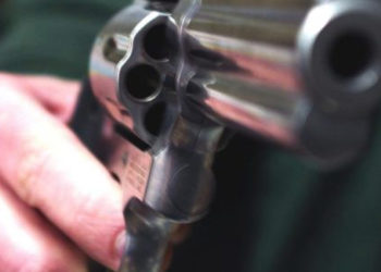 Francofonte, esplode dei colpi di pistola durante un litigio con la madre: arrestato