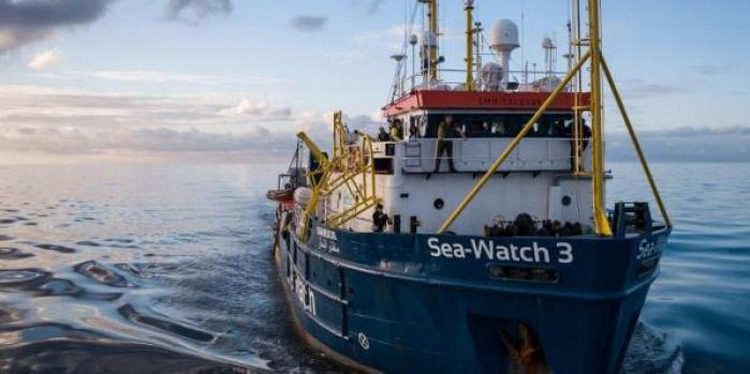 Sea Watch in acque Siracusane. Il medico di bordo: “Migranti esausti e disperati, condizioni complicate”