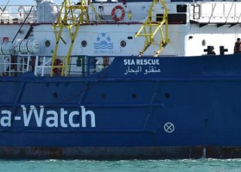 Sea Watch a largo di Siracusa. Di Maio: «Convocare l’ambasciatore olandese» Salvini: «Nessuno spazio in Italia»